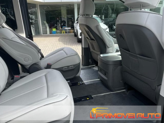 Hyundai STARIA 2.2 AT 7 posti - foto 2 di 4