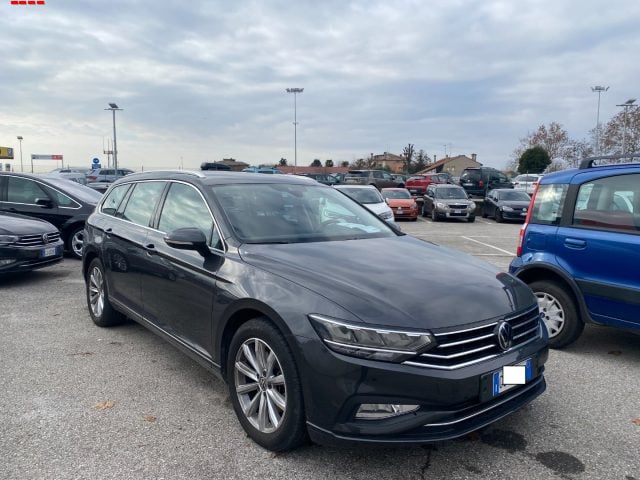 Volkswagen Passat Variant 2.0 TDI SCR EVO DSG Business x commercianti, del 2022, 109.000 km, in vendita a Treviso (TV)