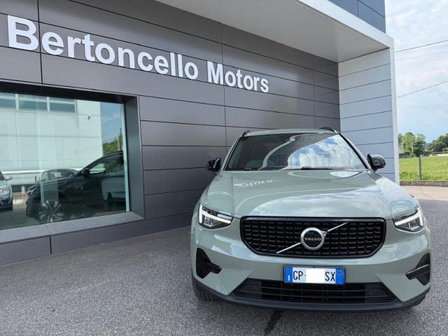 Volvo XC40 2.0 197cv B4 Plus Dark HARMAN-20"-WINTER-LED - foto 3 di 4