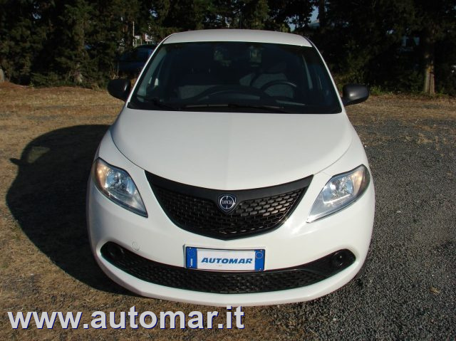 Lancia Ypsilon 1.0 FireFly 5 porte S&S Hybrid Ecochic Silver usato a ARCIDOSSO