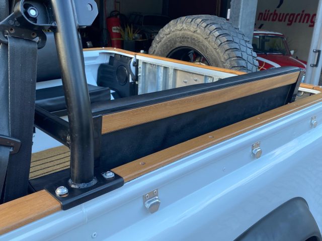 Land Rover Defender 90 2.2 TD4 Station Wagon usato a ACQUASPARTA