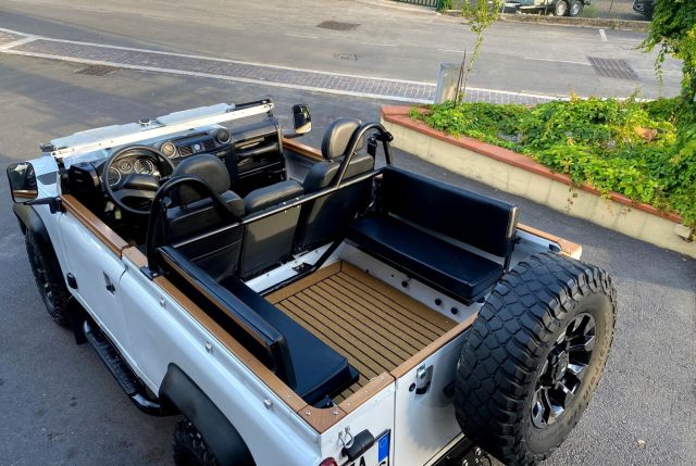Land Rover Defender 90 2.2 TD4 Station Wagon - foto 2 di 4