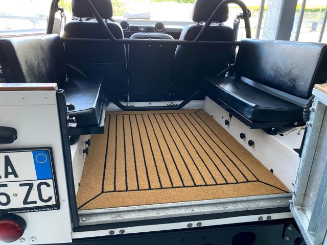 Land Rover Defender 90 2.2 TD4 Station Wagon, del 2014, 117.000 km, in vendita a Acquasparta (TR)