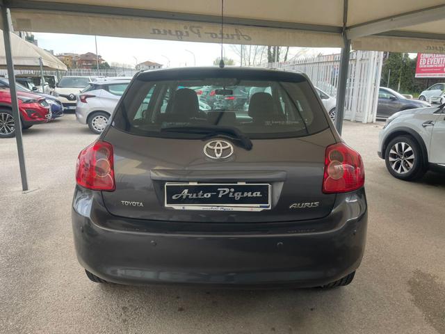 Toyota Auris 1.4 D-4D 5 porte Sol, del 2008, 224.000 km, in vendita a Giugliano In Campania (NA)