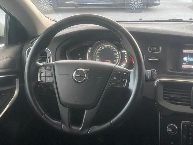 Volvo V40 D2 R-design Momentum, del 2016, 191.000 km, in vendita a Giugliano In Campania (NA)