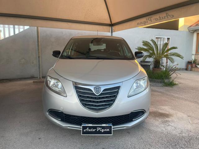 Lancia Ypsilon 0.9 TwinAir 85 CV 5 porte S&S Platinum - foto 2 di 4