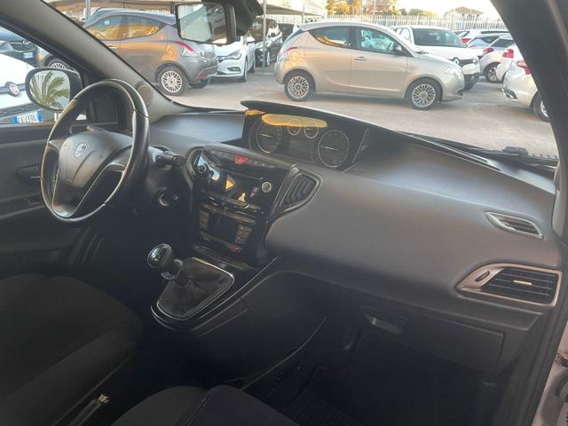 Lancia Ypsilon 0.9 TwinAir 85 CV 5 porte S&S Platinum, del 2012, 100.000 km, in vendita a Giugliano In Campania (NA)