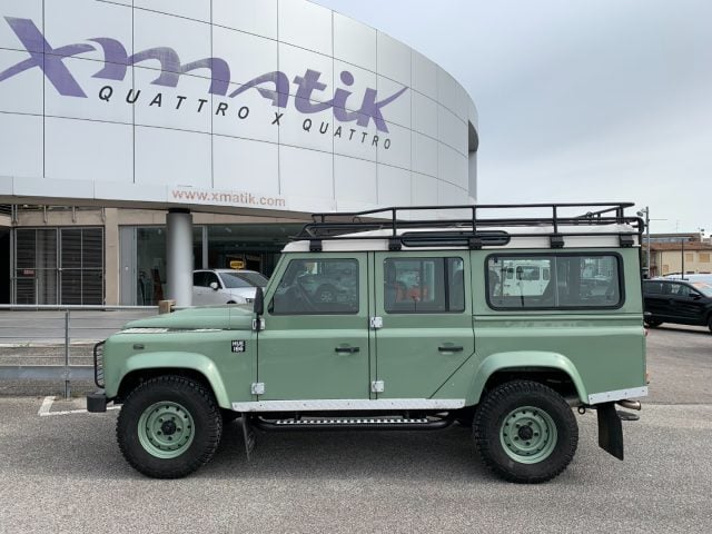 Land Rover Defender 110 2.2 TD4 Station Wagon Heritage Edition 7 posti - foto 4 di 12