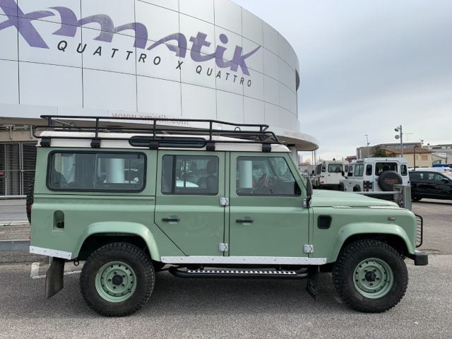 Land Rover Defender 110 2.2 TD4 Station Wagon Heritage Edition 7 posti - foto 2 di 12