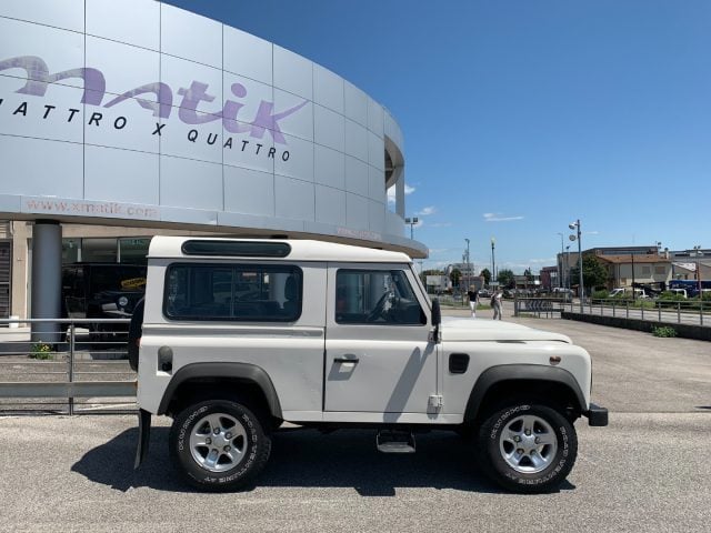 Land Rover Defender 90 2.4 TD4 Station Wagon 4 POSTI, ARIA + GANCIO - foto 2 di 9