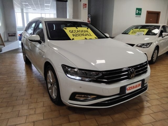Volkswagen Passat VAR.2.0 TDI SCR EVO DSG Business C/GRIMALDI SP.DAY, del 2023, 44.593 km, in vendita a Vigevano (PV)