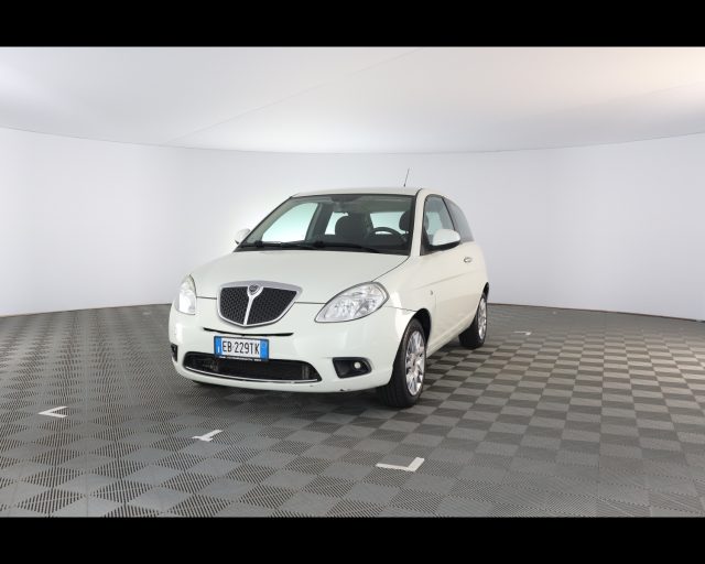 Lancia Ypsilon II 2007 - 1.2 8v New Oro (oro) - foto 2 di 4