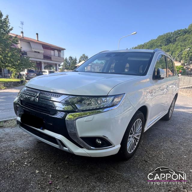 Mitsubishi Outlander 2.4 MIVEC 4WD PHEV usato a SANT ANGELO IN VADO