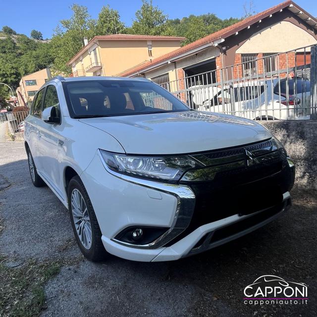 Mitsubishi Outlander 2.4 MIVEC 4WD PHEV - foto 2 di 4