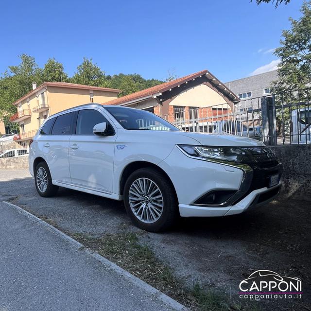 Mitsubishi Outlander 2.4 MIVEC 4WD PHEV - foto 3 di 4