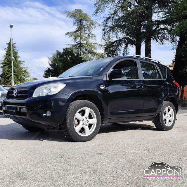 Toyota RAV 4 2.2 D-4D 136 CV OK NEOPATENTATI, del 2007, 221.000 km, in vendita a Sant Angelo In Vado (PU)