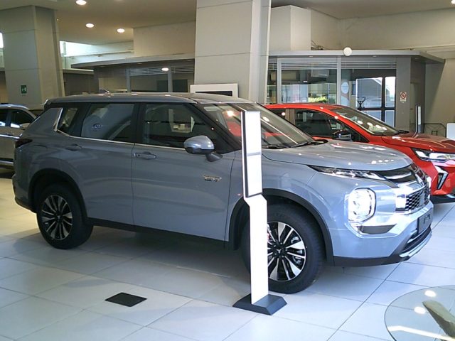 Mitsubishi Outlander 2.4 PHEV INFORM 136CV nuovo a NOVARA