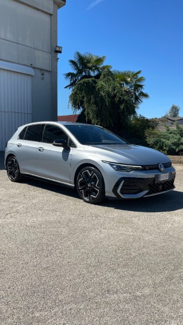 Volkswagen Golf 2.0 TDI 150 CV DSG SCR R-Line Plus usato a NOVARA
