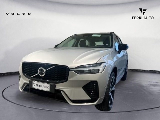 Volvo XC60 T6 AWD automatico Plus Dark nuovo a TAVAGNACCO