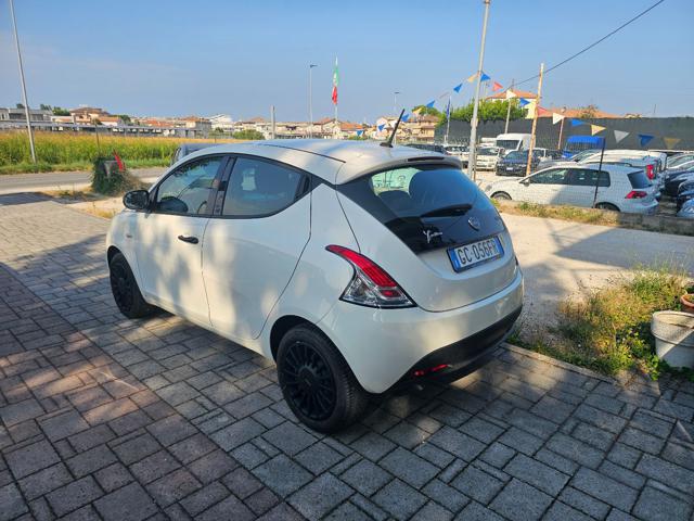 Lancia Ypsilon 1.0 FireFly 5 porte S&S Hybrid Ecochic Silver - foto 3 di 4