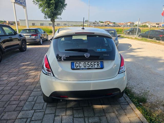 Lancia Ypsilon 1.0 FireFly 5 porte S&S Hybrid Ecochic Silver - foto 4 di 4