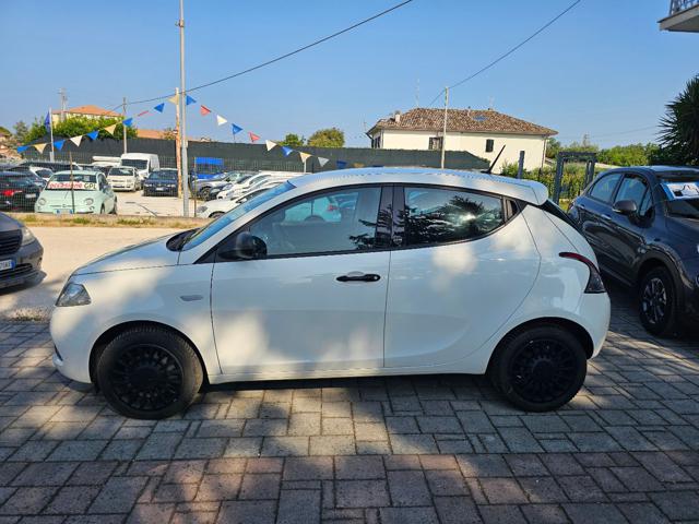 Lancia Ypsilon 1.0 FireFly 5 porte S&S Hybrid Ecochic Silver - foto 2 di 4
