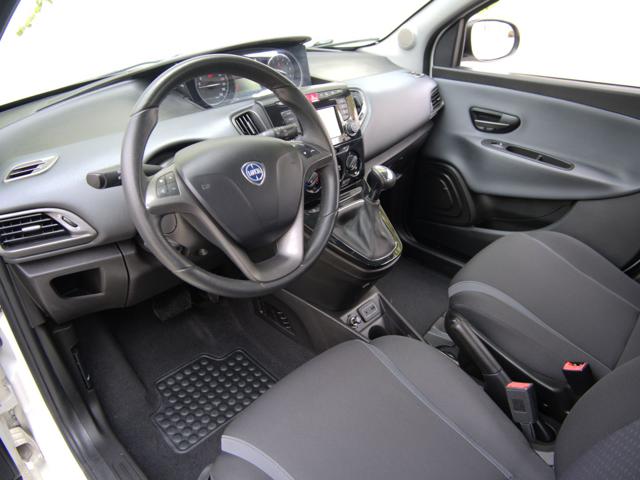 Lancia Ypsilon 0.9 TwinAir 85 CV Cambio Automatico Silver - foto 3 di 4