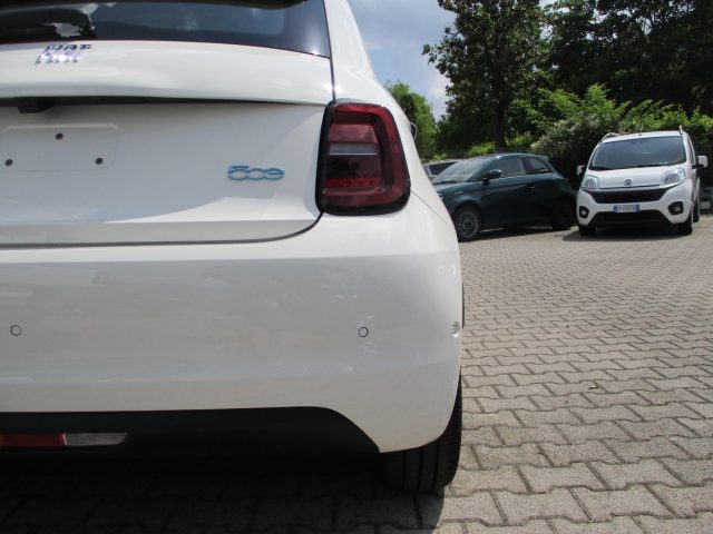 Fiat 500e - Camera/Pack Comfort/Navi, del 2025, 1 km, in vendita a Mogliano Veneto (TV)