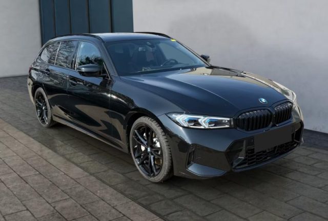 BMW 330 i xDrive Touring Msport - foto 2 di 4