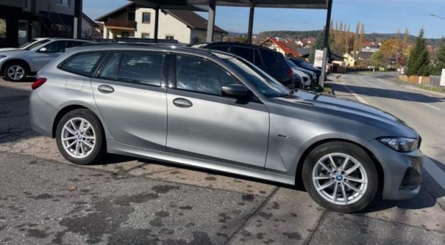BMW 330 e Touring - foto 2 di 4