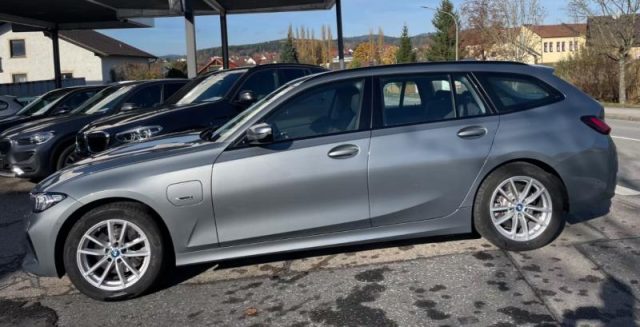 BMW 330 e Touring - foto 3 di 4