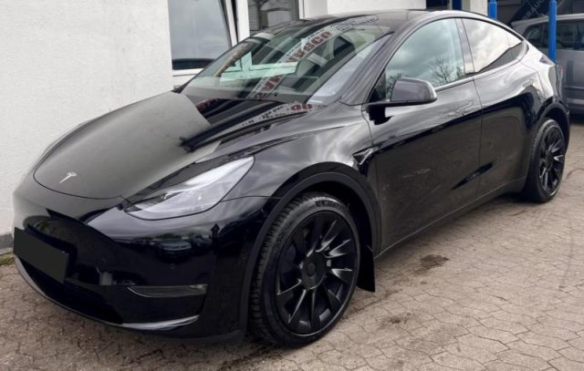 Tesla Model Y Long Range AWD - foto 4 di 4