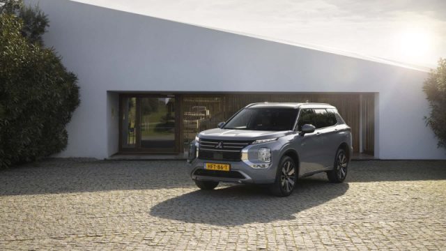 Mitsubishi Outlander 2.4L 4WD PHEV Inform 4&ordf; serie - foto 4 di 4