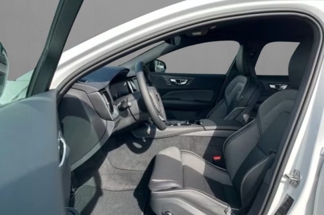 Volvo V60 T6 Plug-in Hybrid AWD automatico Plus Dark - foto 4 di 4