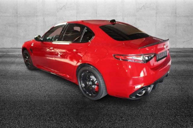 Alfa Romeo Giulia 2.9 V6 Bi-Turbo AT8 Quadrifoglio - foto 3 di 4
