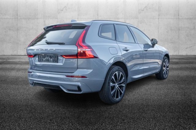 Volvo XC60 B4 automatico Plus Dark - foto 2 di 4