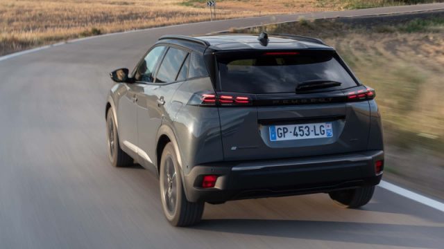 Peugeot 2008 Hybrid 145 e-DCS6 GT Exclusive - foto 3 di 4