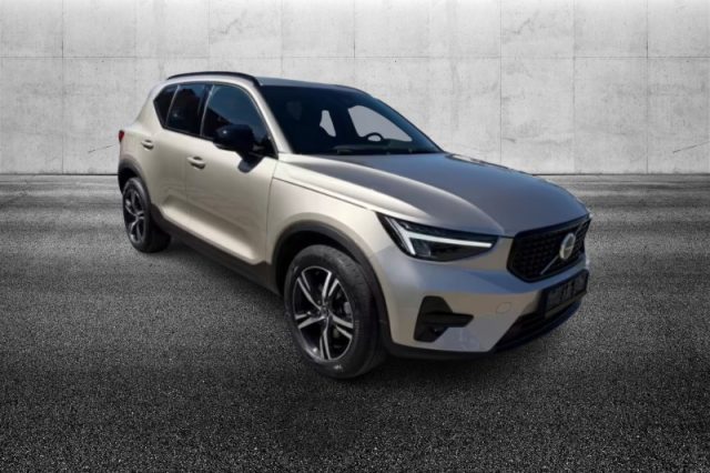 Volvo XC40 B3 automatico Plus Dark - foto 2 di 4