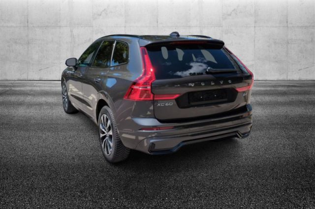 Volvo XC60 B4 automatico Plus Dark - foto 3 di 4