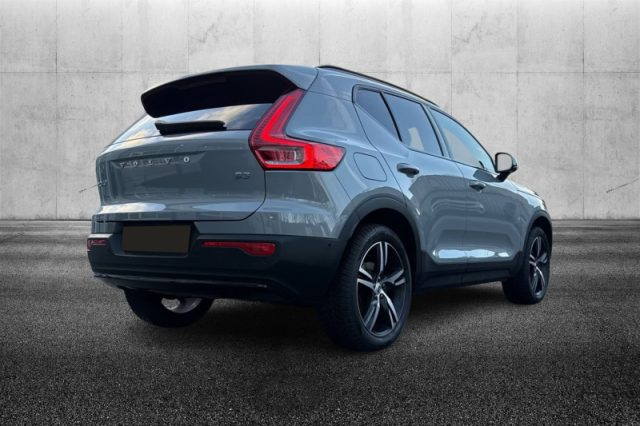 Volvo XC40 B3 automatico Ultra Dark - foto 2 di 4