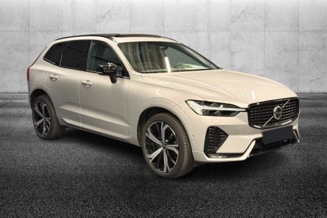 Volvo XC60 B4 (d) AWD automatico Plus Dark usato a PIEVE DI CENTO