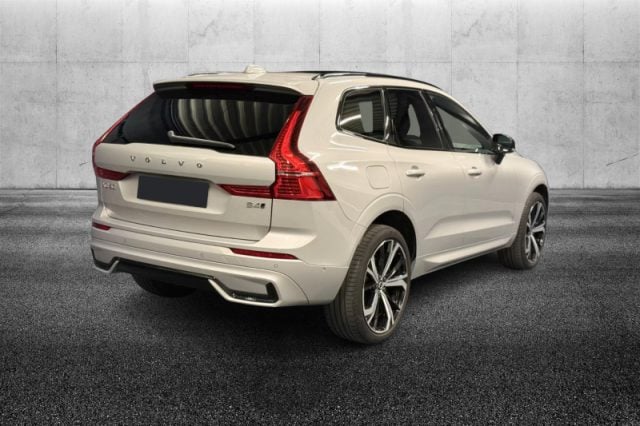 Volvo XC60 B4 (d) AWD automatico Plus Dark - foto 2 di 4