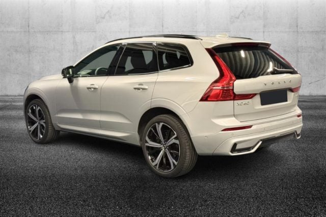 Volvo XC60 B4 (d) AWD automatico Plus Dark - foto 3 di 4