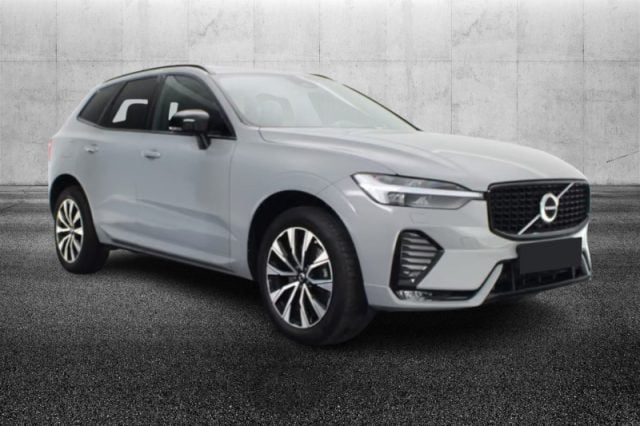 Volvo XC60 B4 (d) automatico Plus Dark - foto 2 di 4