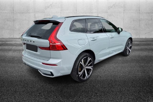 Volvo XC60 B4 (d) automatico Plus Dark - foto 3 di 4