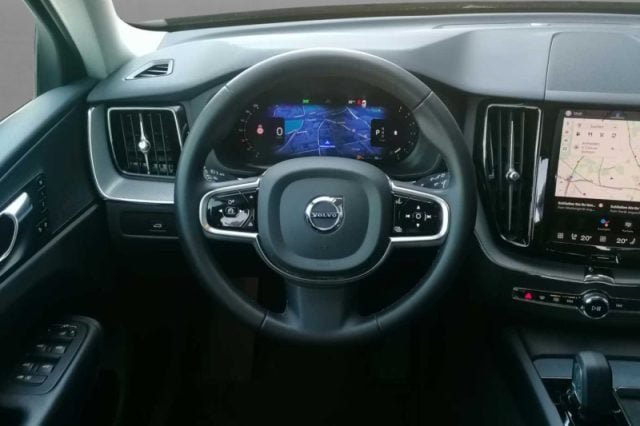 Volvo XC60 B4 (d) automatico Plus Dark - foto 3 di 4