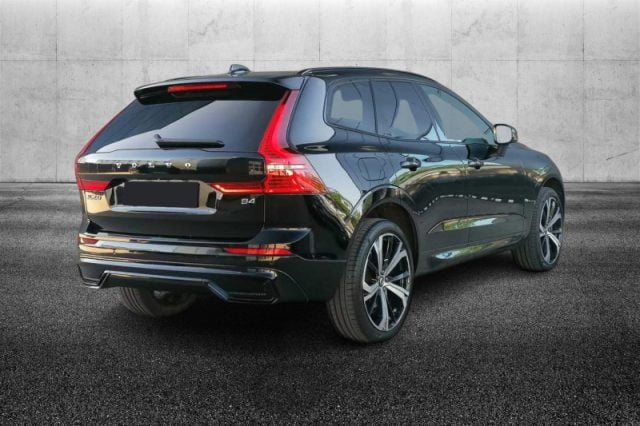 Volvo XC60 B4 (d) automatico Plus Dark - foto 2 di 4