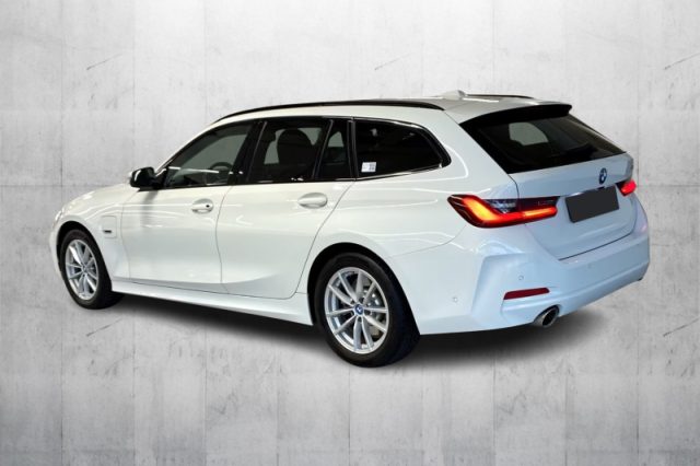 BMW 330 e Touring - foto 2 di 4