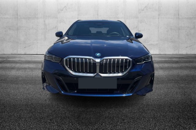 BMW 530 e xDrive Touring Msport - foto 3 di 4