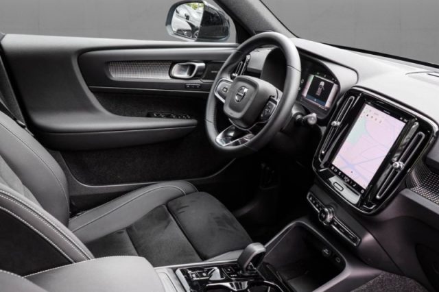 Volvo XC40 B3 automatico Plus Dark - foto 3 di 4